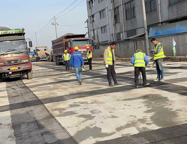 上高老材料的新故事：玻璃纤维土工格栅如何在‘白改黑’浪潮中重获新生？